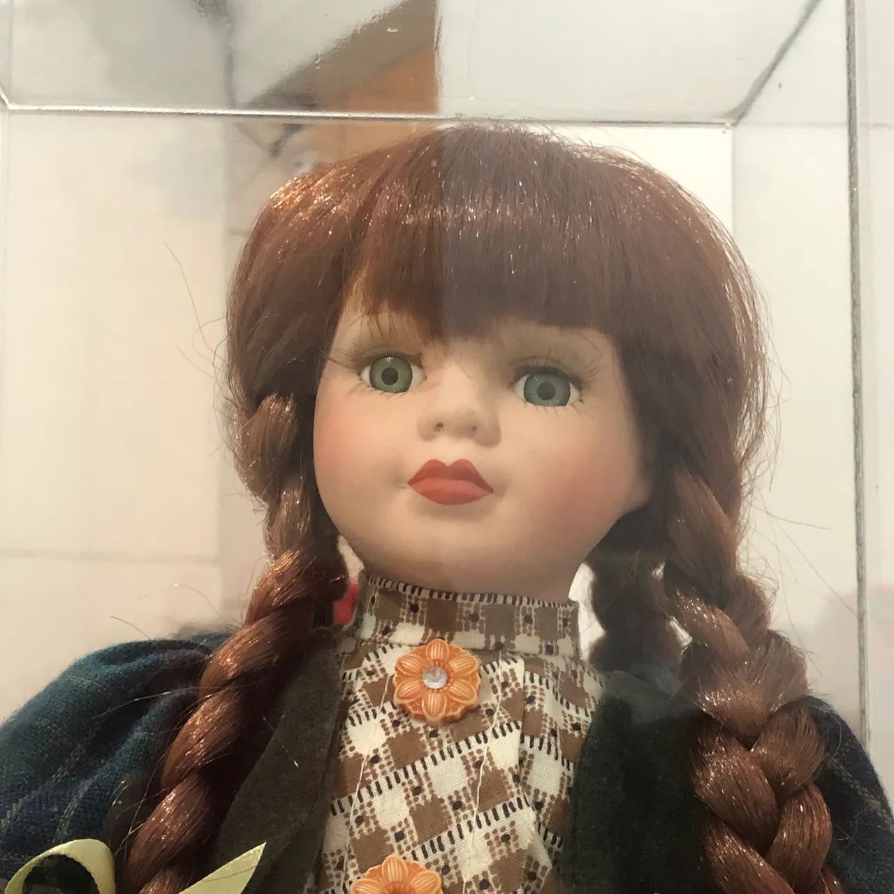 Boneca porcelana com redoma de vidro