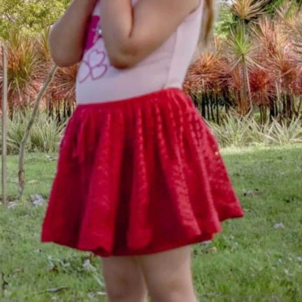 Jardineira infantil vermelho e saia de crochê 