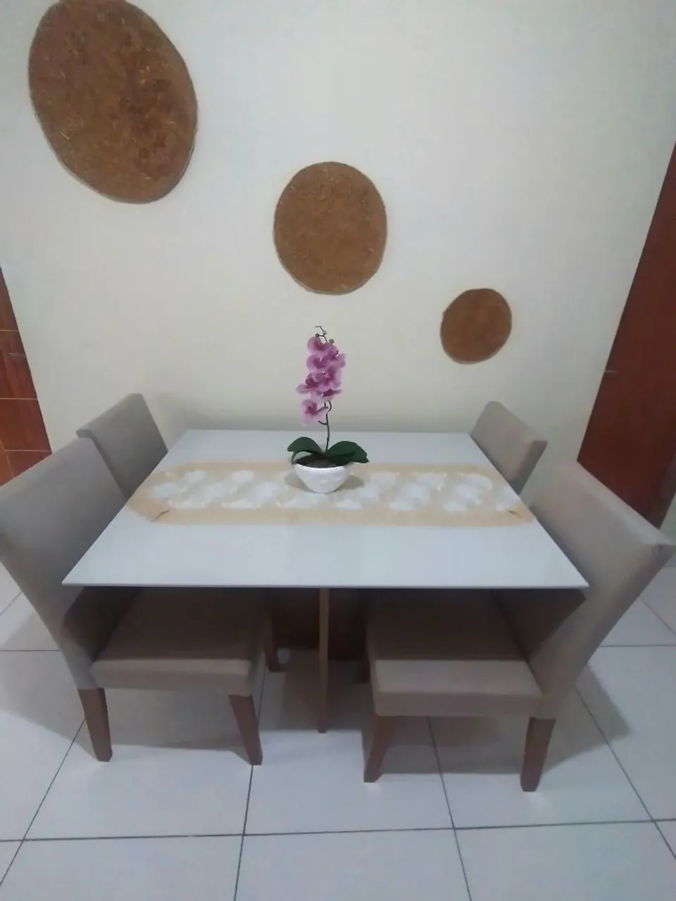Mesa de Jantar Moderna com 4 cadeiras