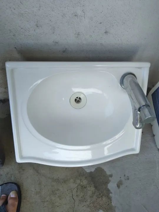 Pia e torneira para lavatório  do banheiro