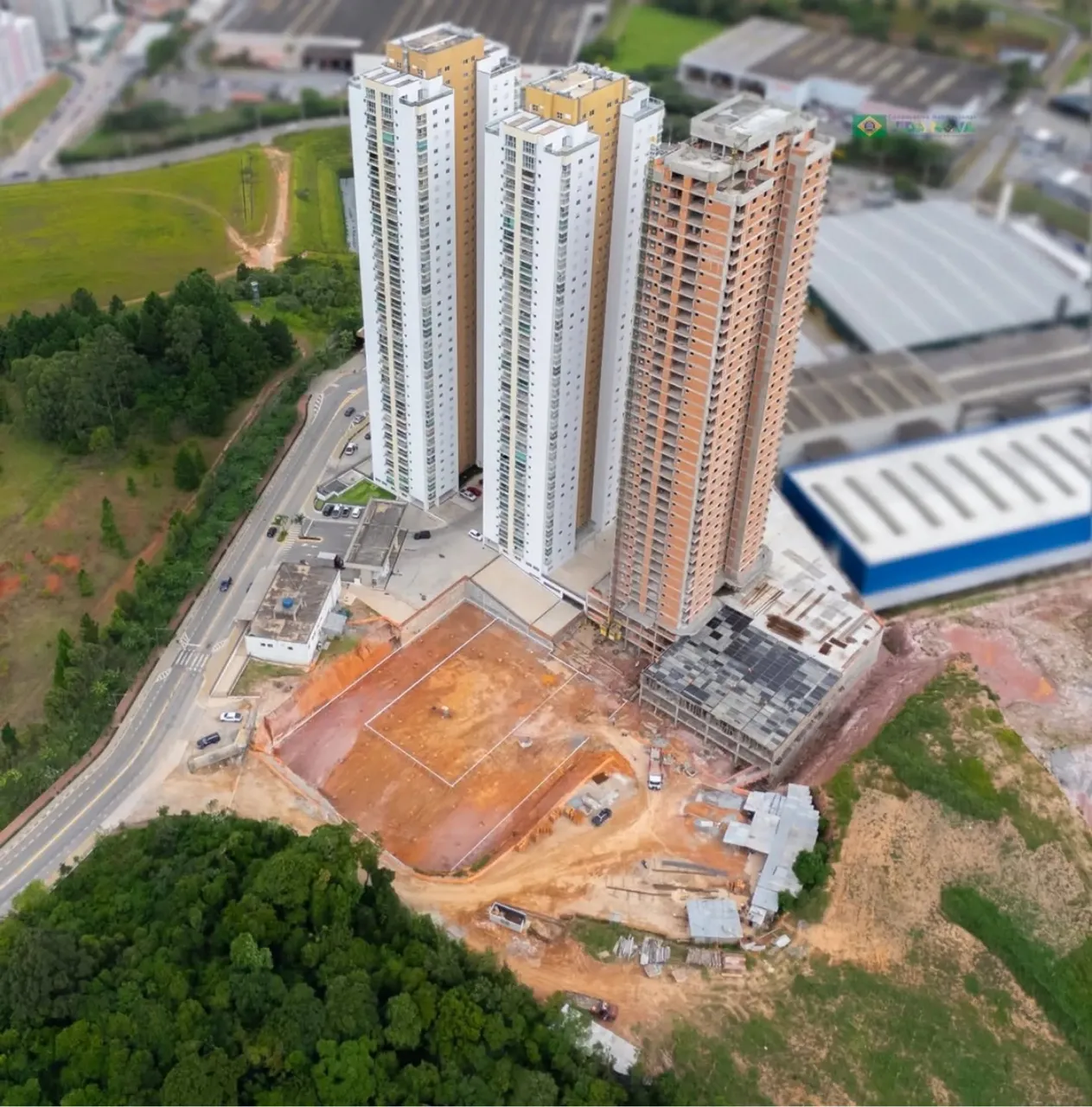 Apartamento Torre C Grupo 17 com dependência de empregada Parque Firenze