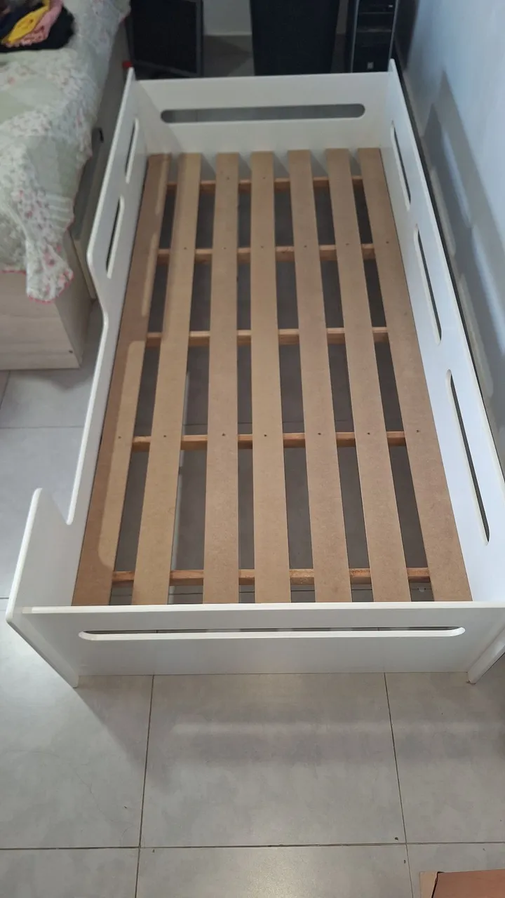 Cama Infantil Branca com Estrado de Madeira