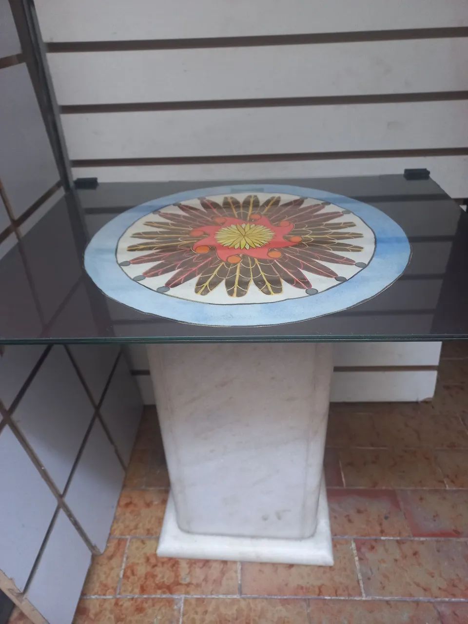 Mesa de centro pé de mármore tampo vidro 