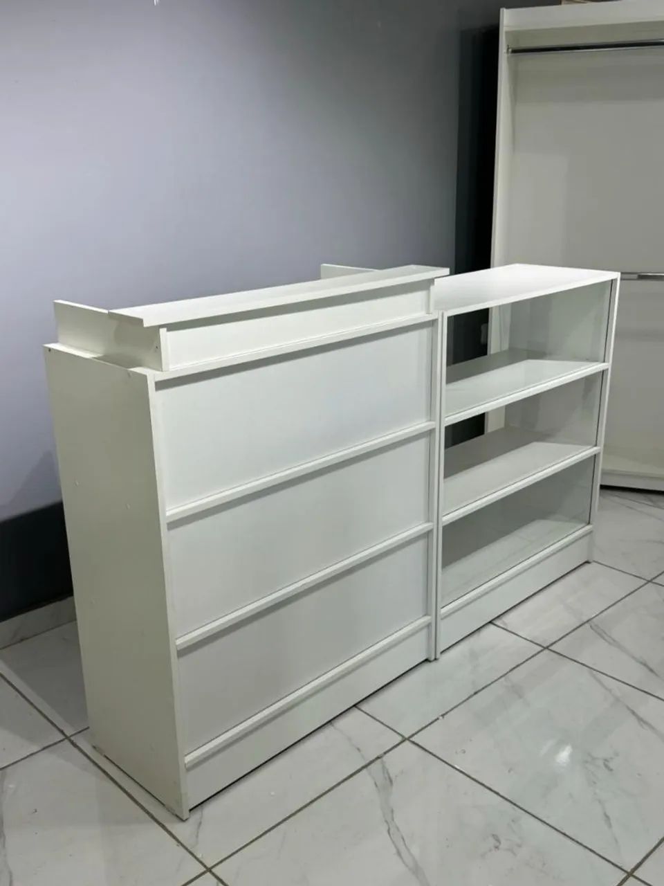 balcão caixa ripado - balcão vitrine com vidro temperado MDF 