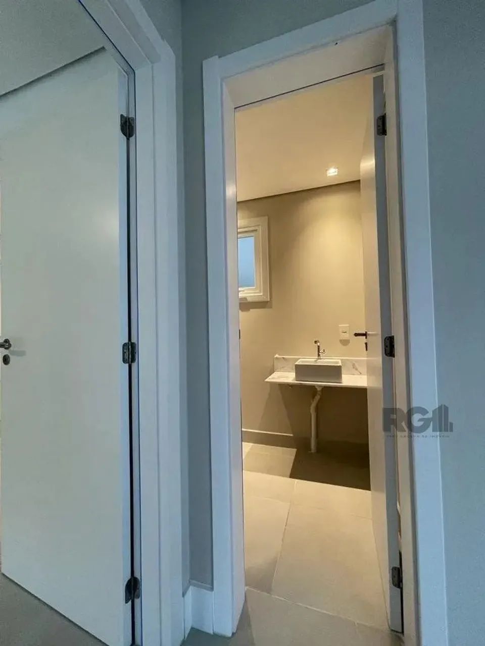 Duplex em condomínio com estrutura de resort. Conta com 3 dormitórios, sendo duas suítes.  - Foto 4