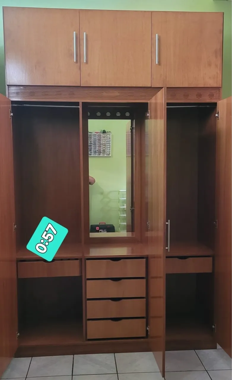 Guarda-Roupa de Madeira com Espelho
