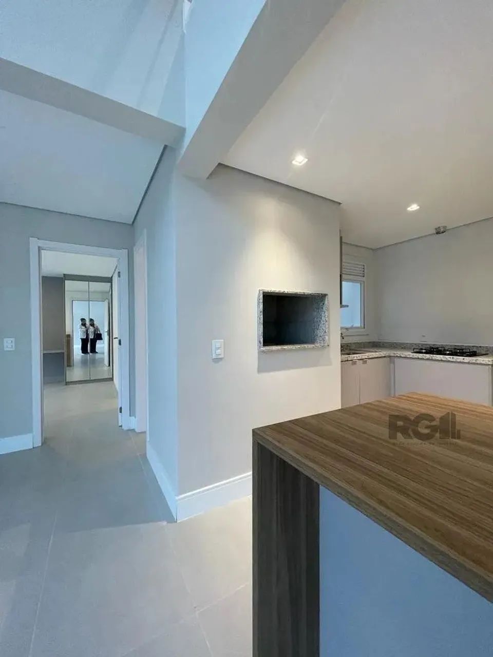 Duplex em condomínio com estrutura de resort. Conta com 3 dormitórios, sendo duas suítes.  - Foto 3