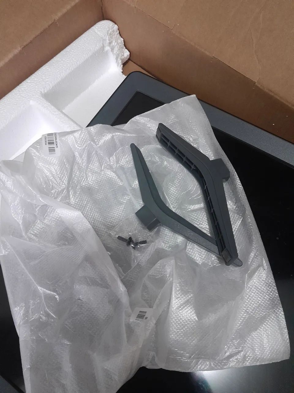 TV LG 24 polegadas, full HD, SMART. Com pés e parafusos inclusos. Nunca usei.  - Foto 5