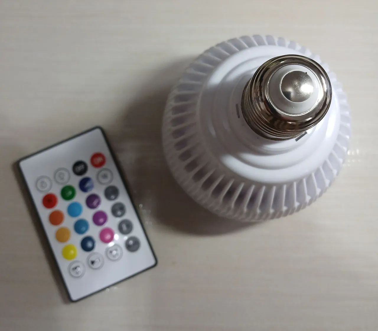 Lâmpada LED RGB com Bluetooth e Controle Remoto - Foto 2