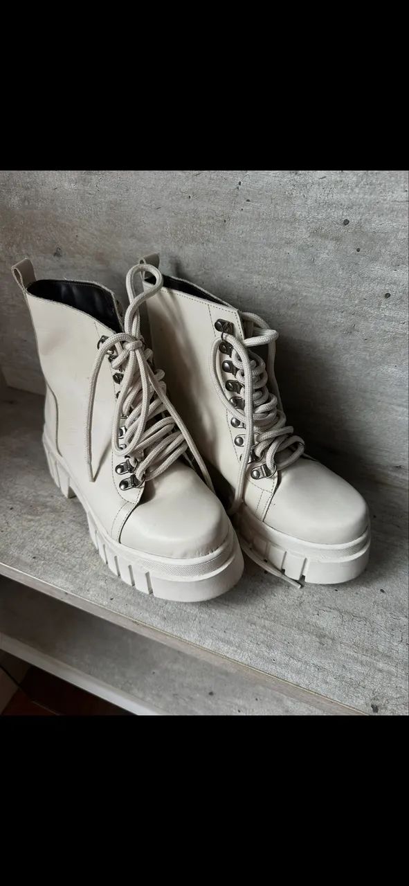 Bota coturno com cadarço 