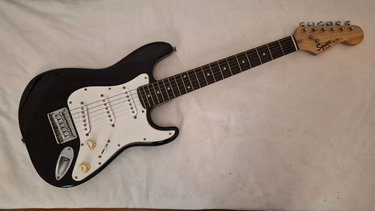 Squier Mini Stratocaster ブラック Guitarra FENDER SQUIER MINI Stratocaster - Instrumentos musicais