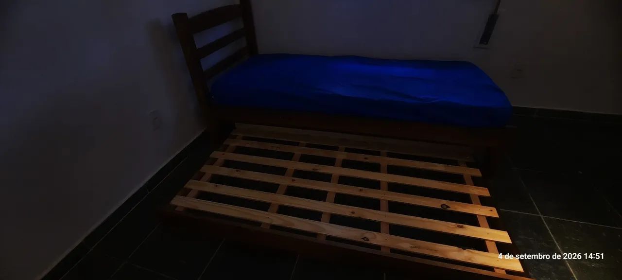 Cama de solteiro com cama auxiliar