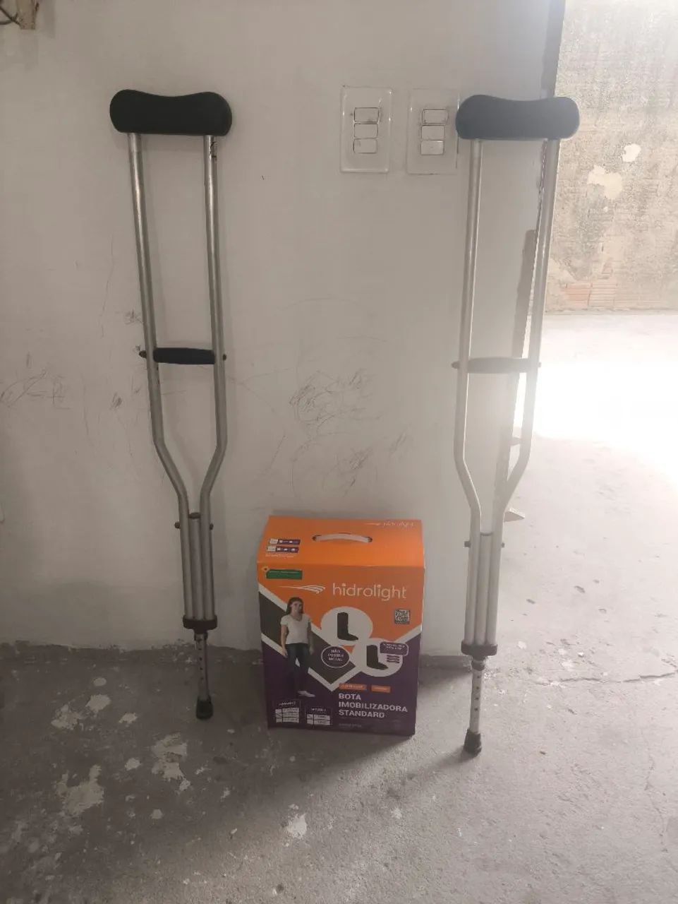 Muletas Ajustáveis + Bota Imobilizadora Hidrolight