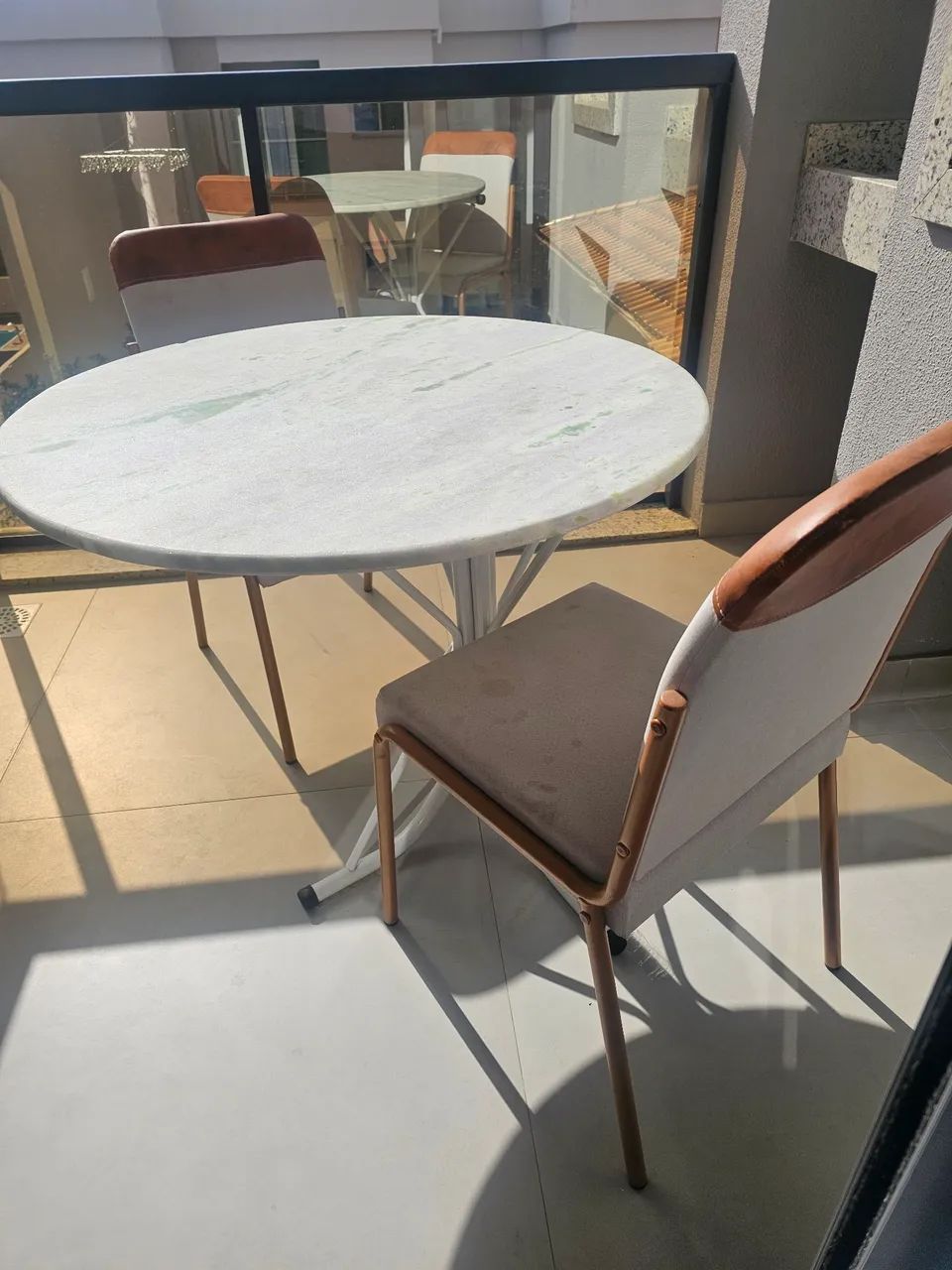 VENDO MESA DE MÁRMORE COM 4 CADEIRAS NOVAS