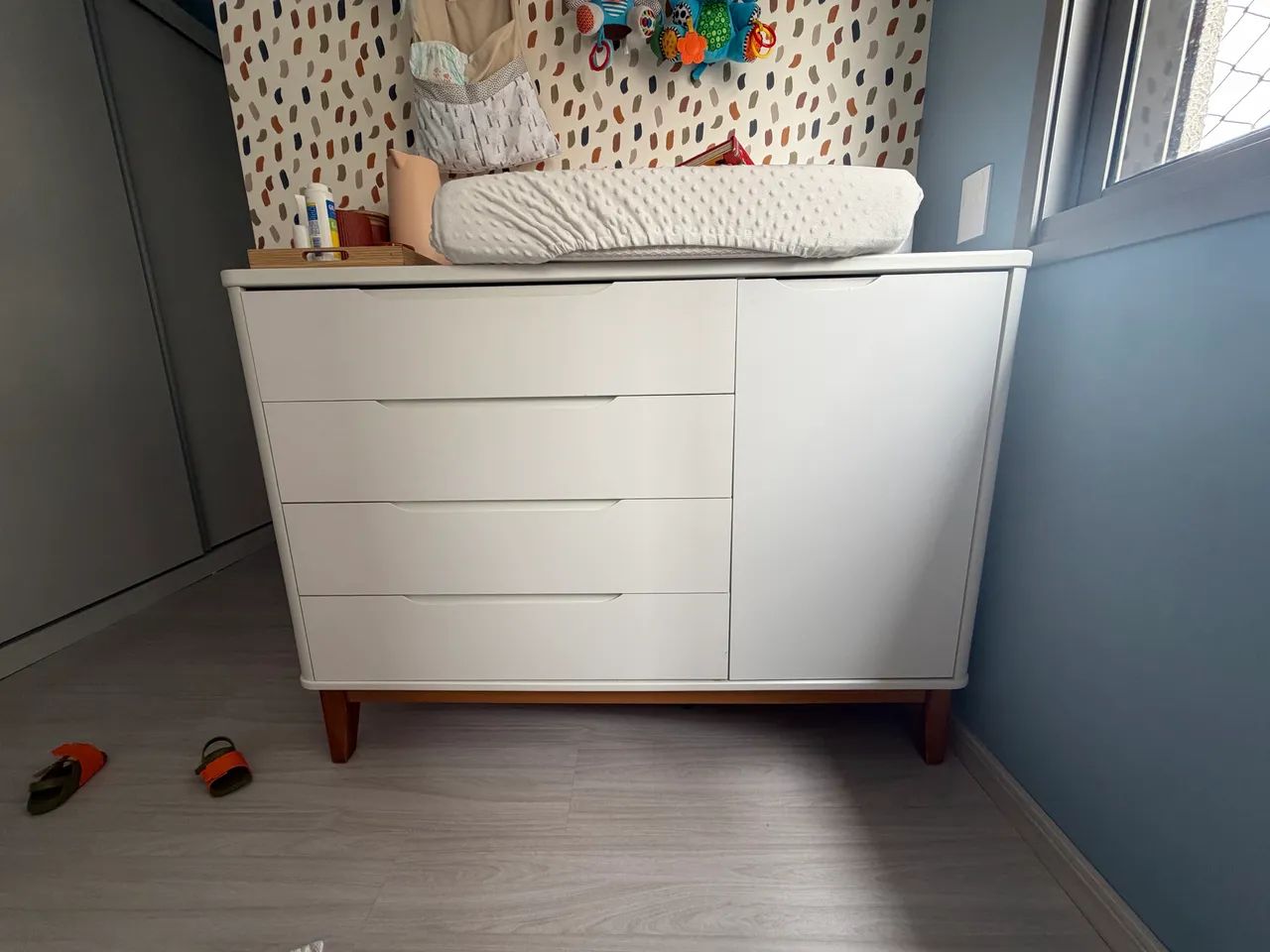 Cômoda branca de bebê 