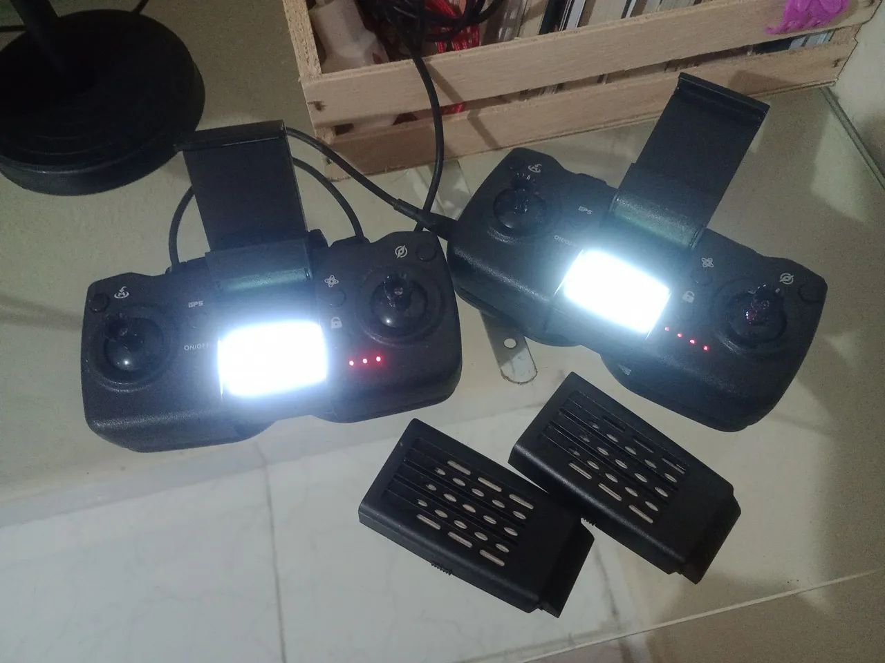 Vendo dois controles e duas baterias novos de drone l900