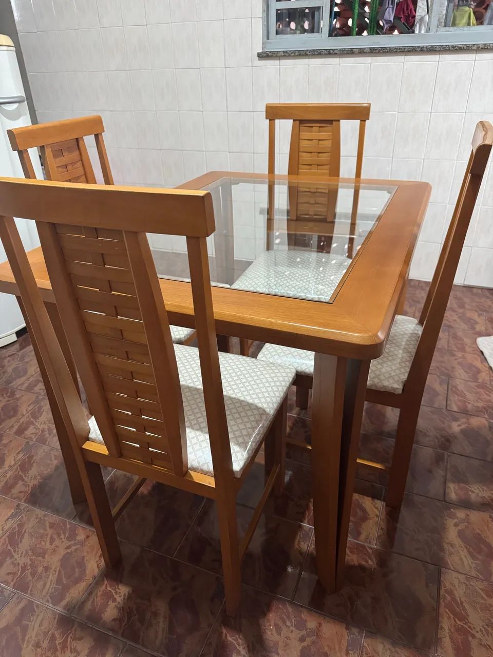 Mesa de madeira c/ 4 cadeiras - Foto 4