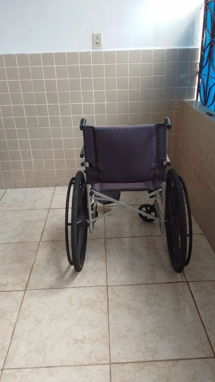Cadeira de rodas manual em ótimo estado  - Foto 3