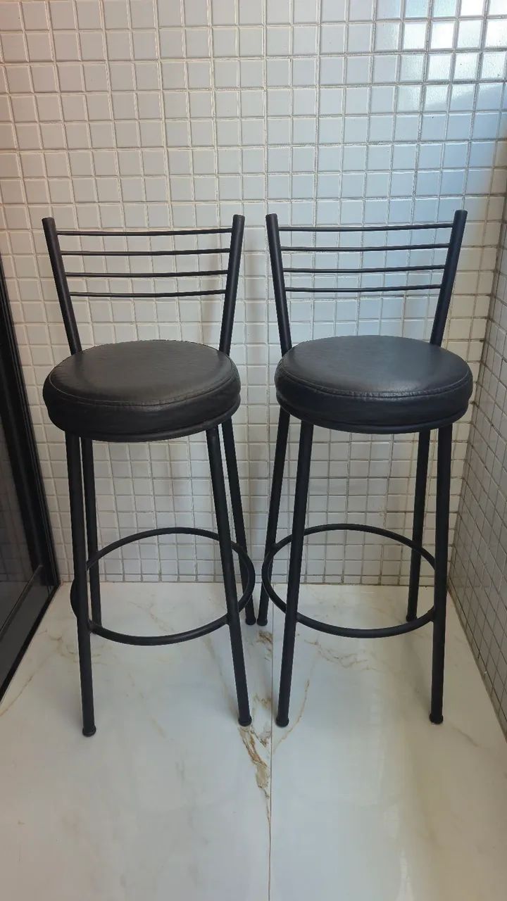 2 Bancos/ banquetas pretas