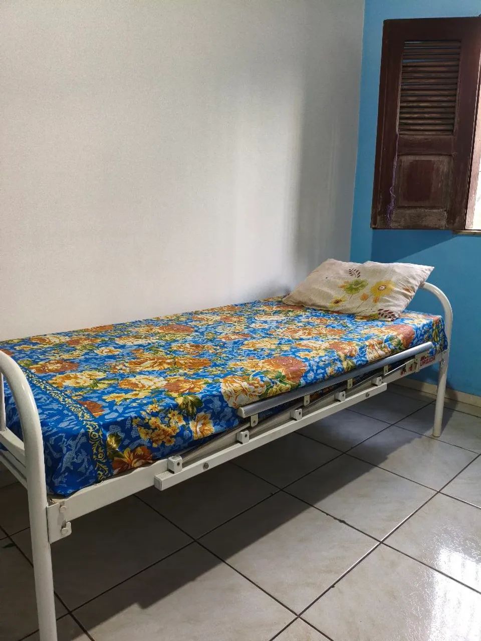 Cama hospitalar+ colchão impermeável+ colchão anti escaras ( pouco tempo de uso)  - Foto 4