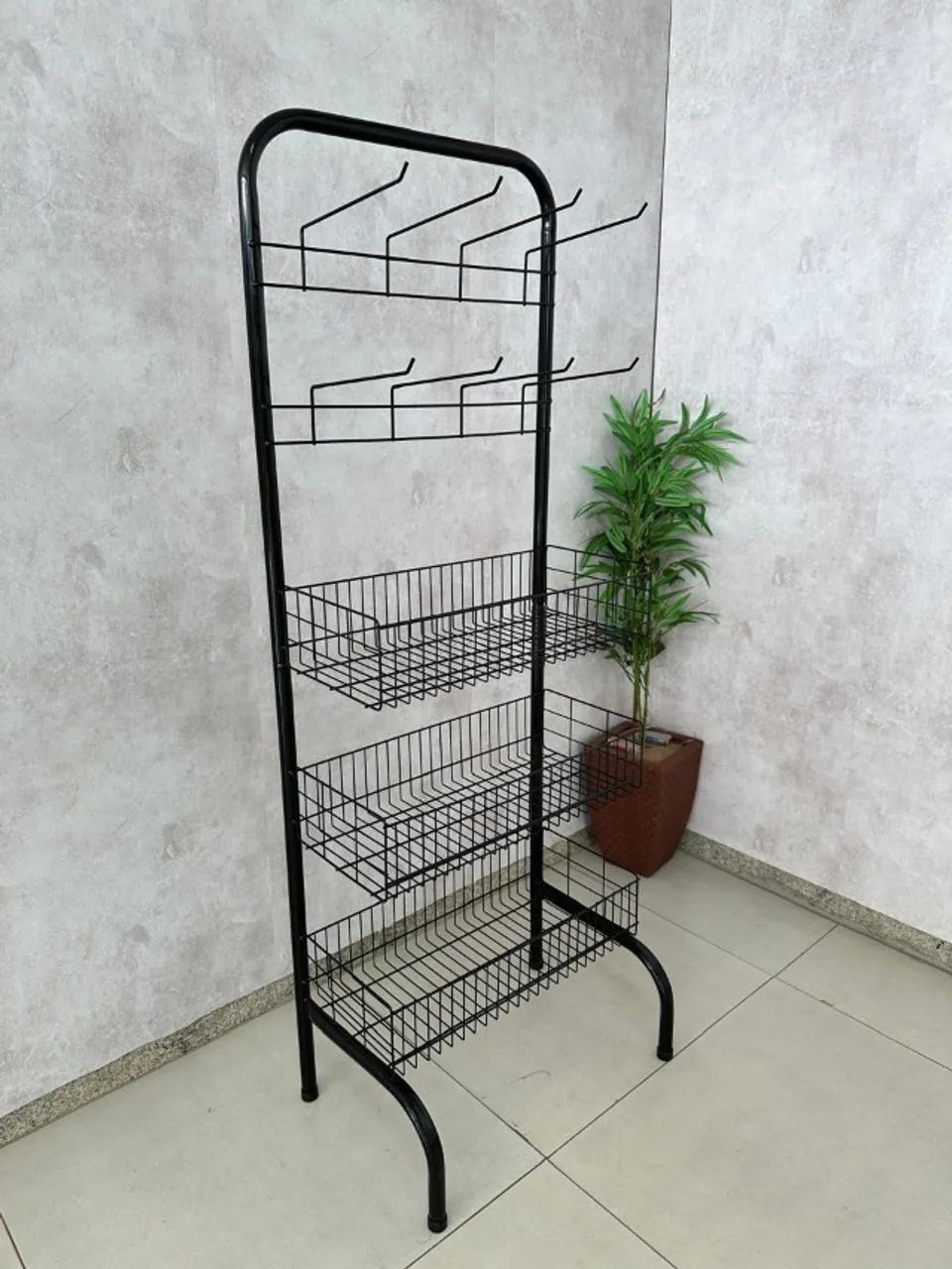 EXPOSITOR C/3 CESTOS E 2 GANCHEIROS 