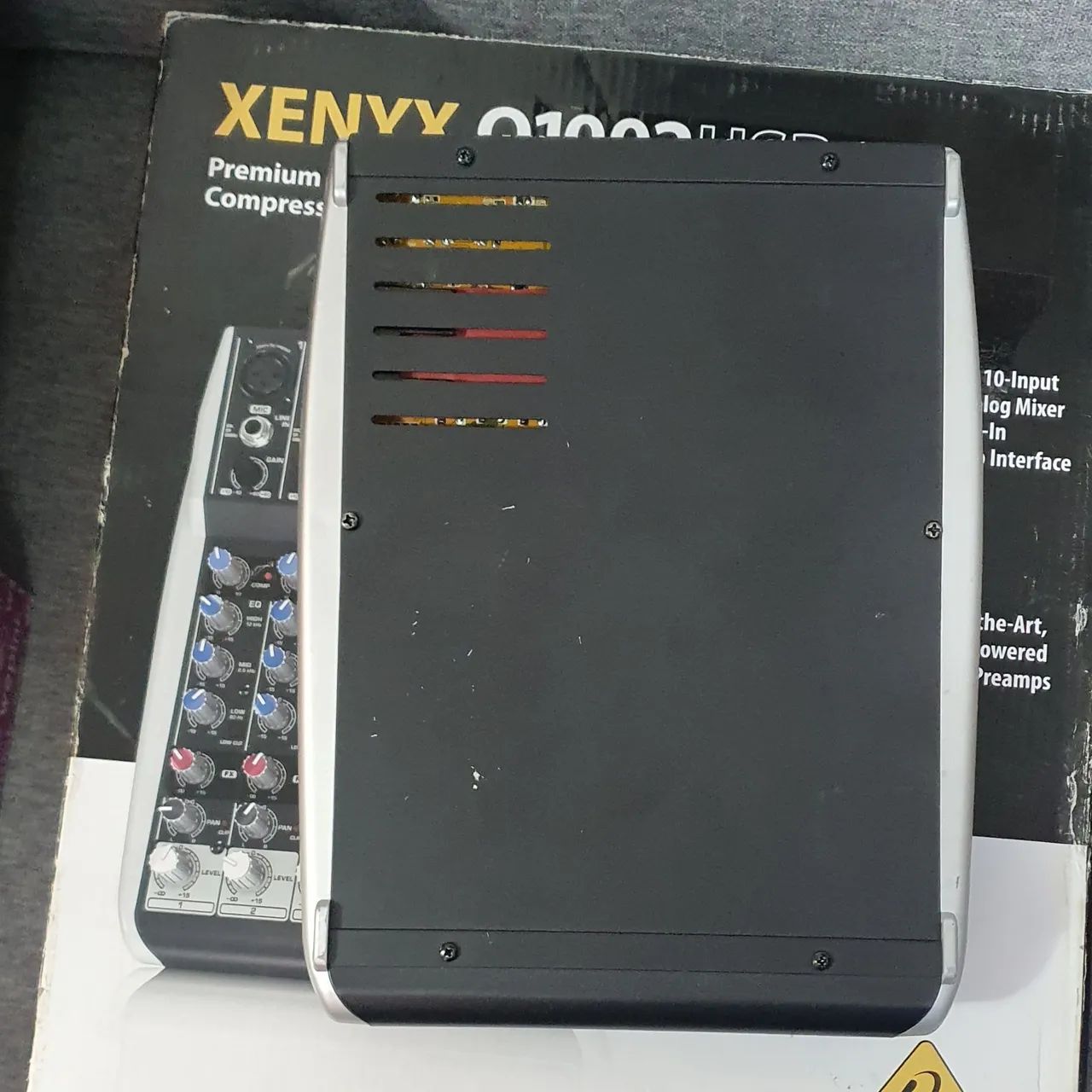 Mesa de som com interface de áudio Behringer Xenyx Q1002 USB 110v