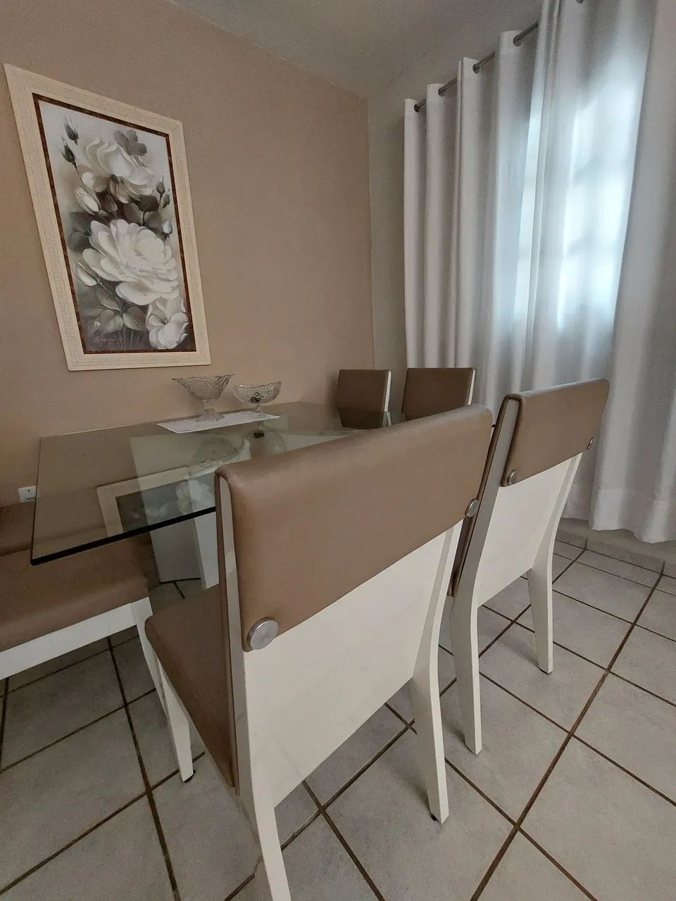 Sala de jantar c 6 cadeiras quadrada. 
