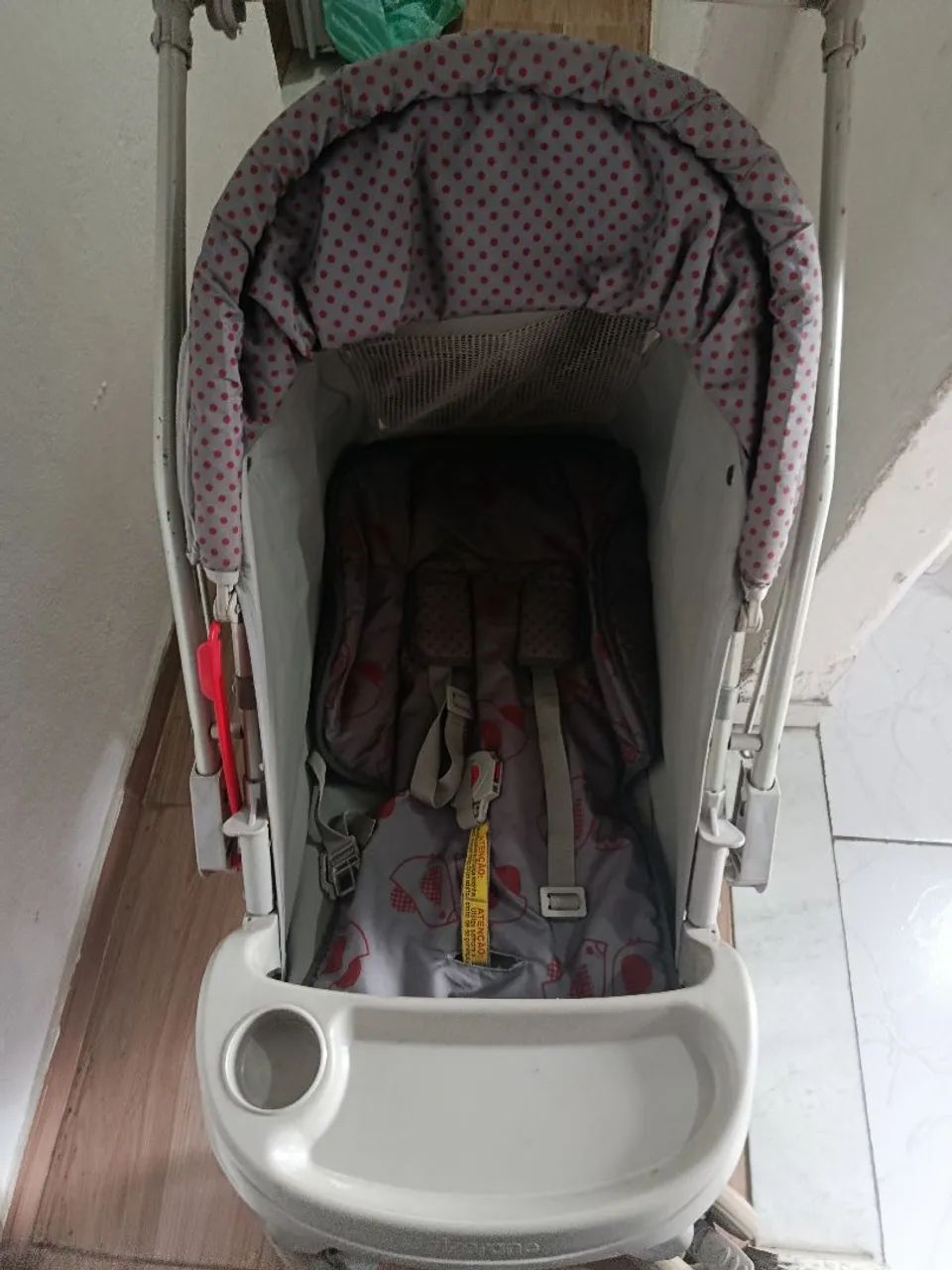 Carrinho de bebê e bebê conforto