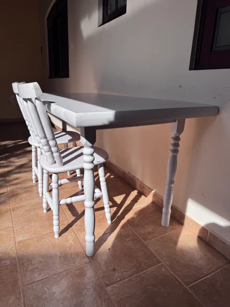 VENDE-SE MESA DE MADEIRA C/ 2 CADEIRAS - Foto 2