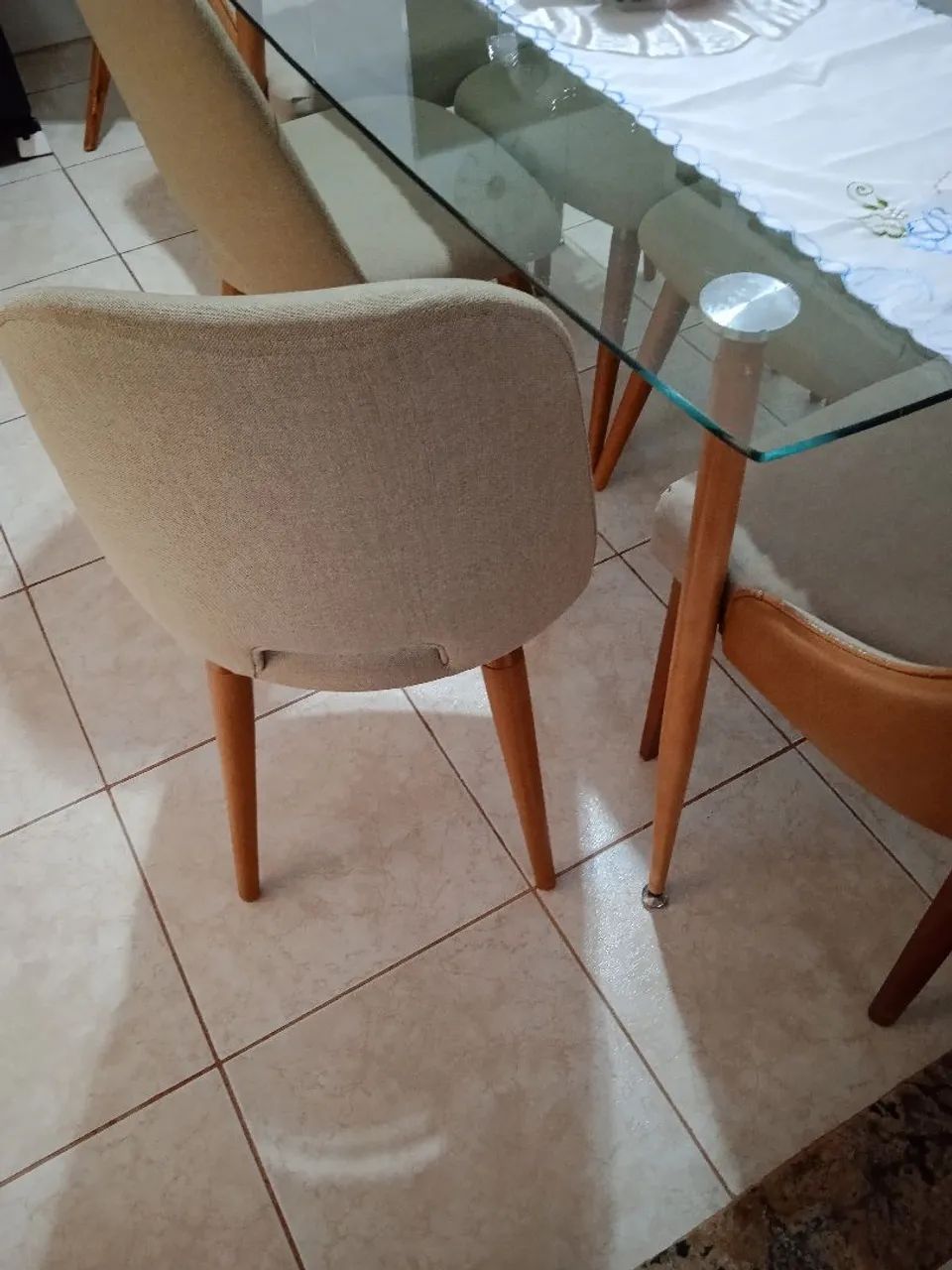Conjunto de mesa com 4 cadeira e 2 poltronas, linda ? - Foto 2