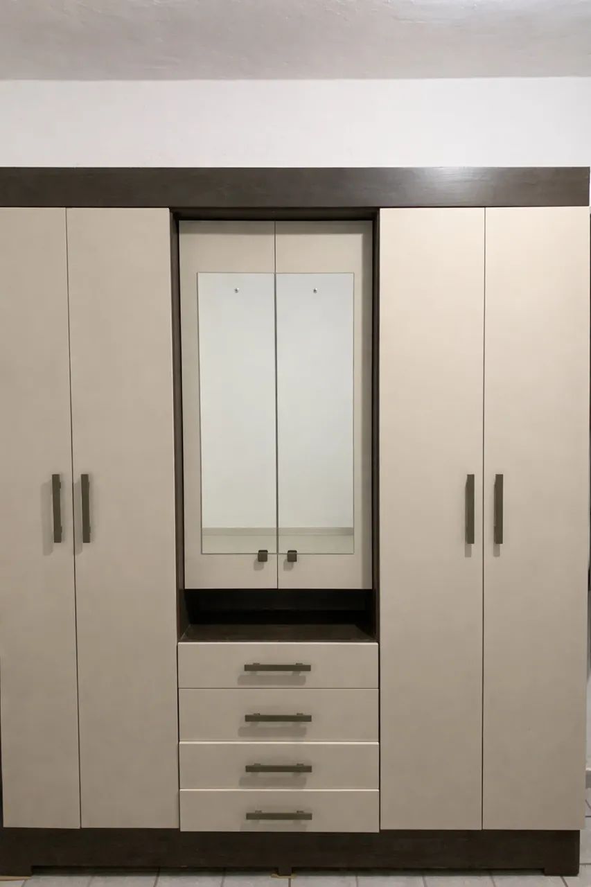 Guarda Roupa Seminovo 6 portas 