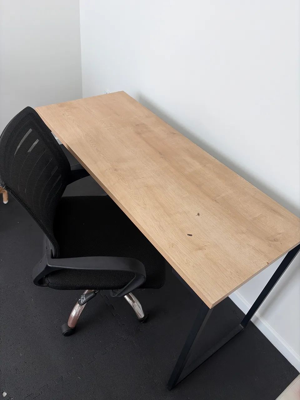 Conjunto mesa e cadeira simples para escritório 