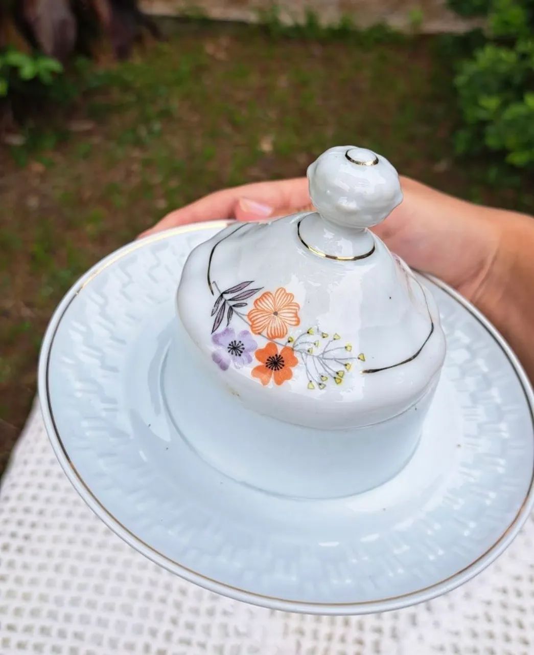 Manteigueira de porcelana