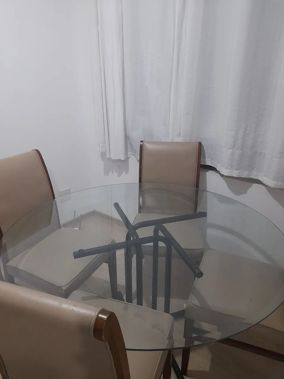 Mesa de vidro com 4 cadeiras e um sofá  - Foto 2