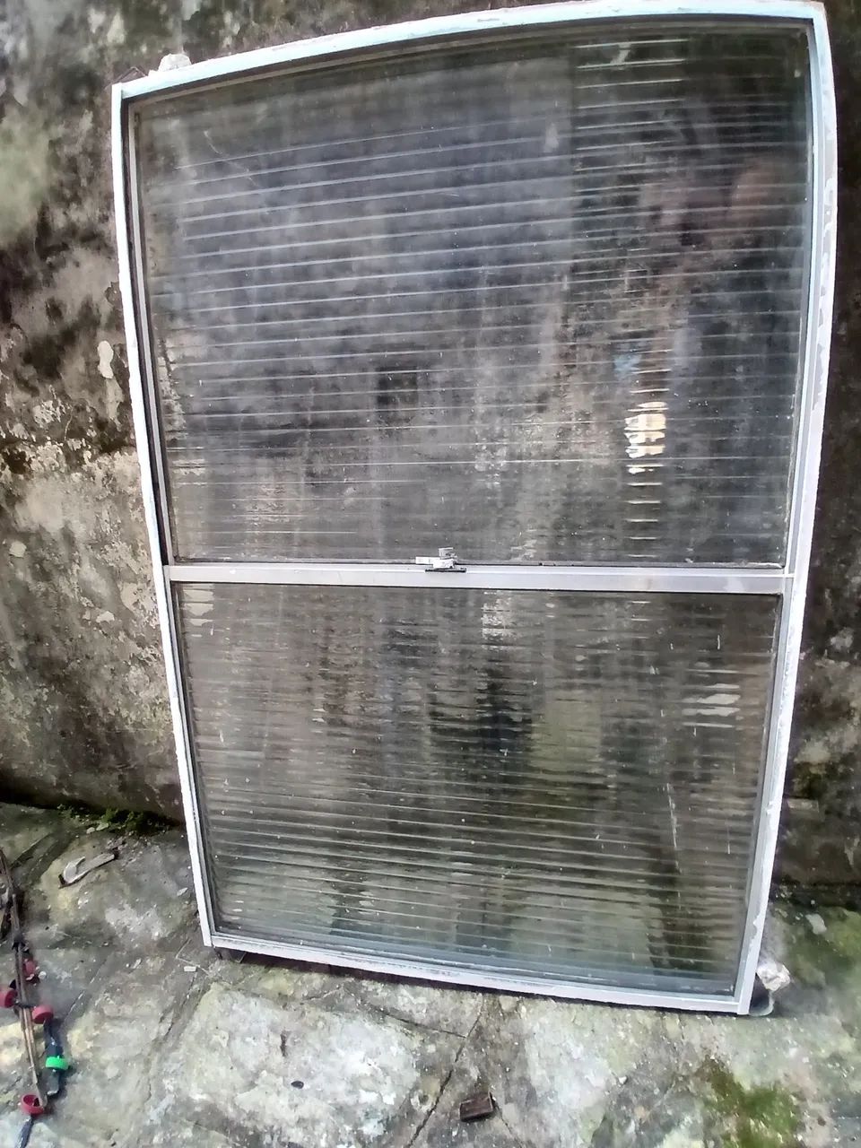 Janela de vidro com grade de ferro 80cm x 120cm