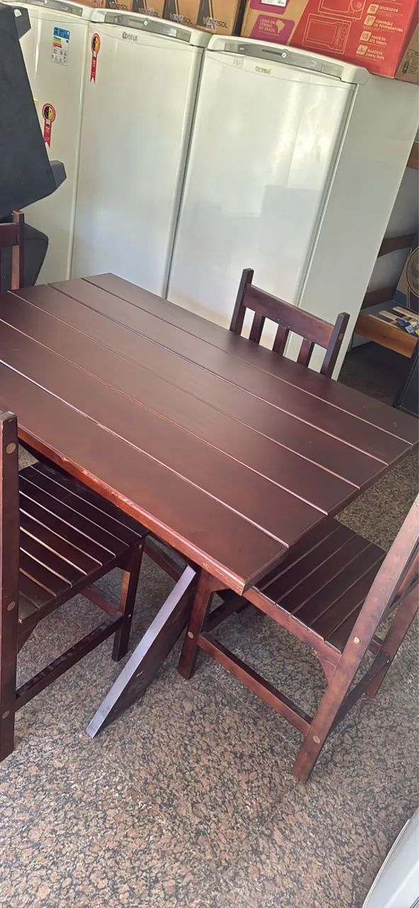 mesa de madeira com jogo de 4 cadeiras - Foto 2