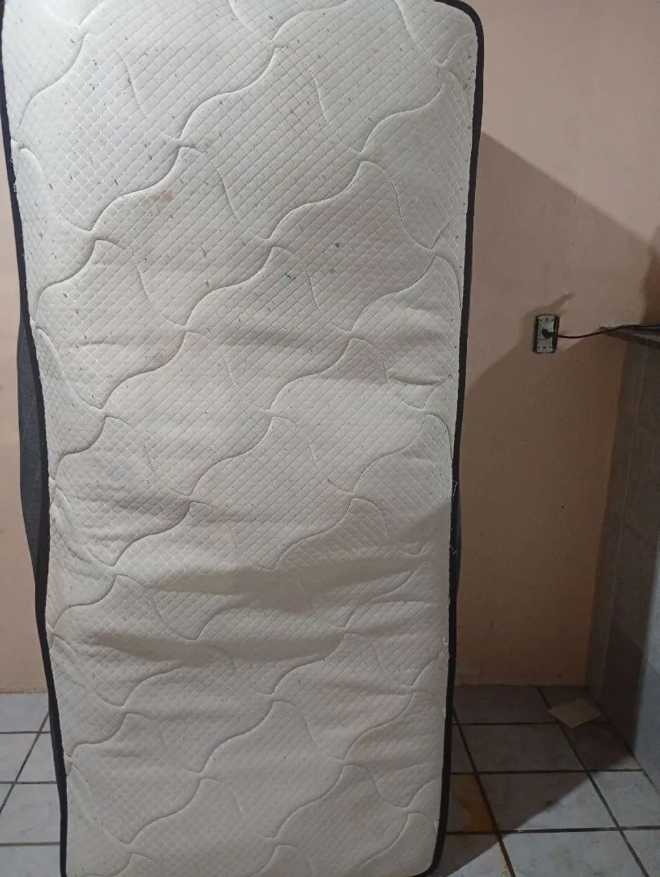 Vendo uma cama box de solteiro