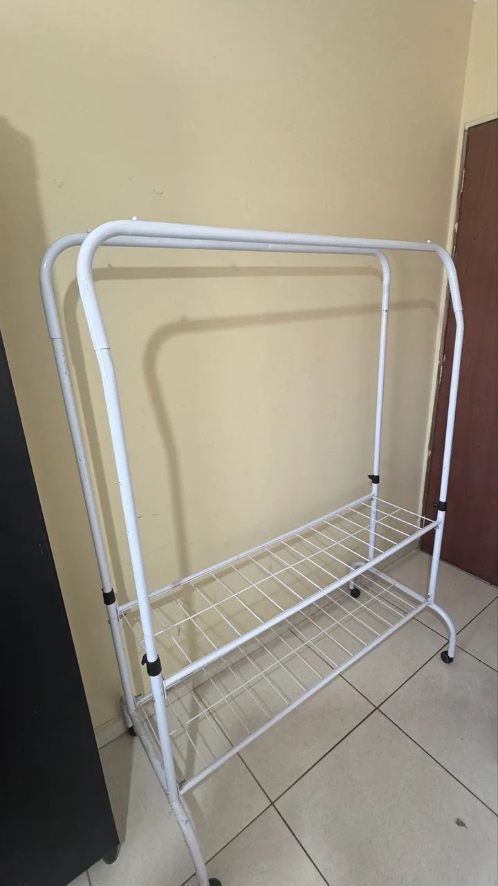 Arara de metal com 2 Cabideiros - 150,00