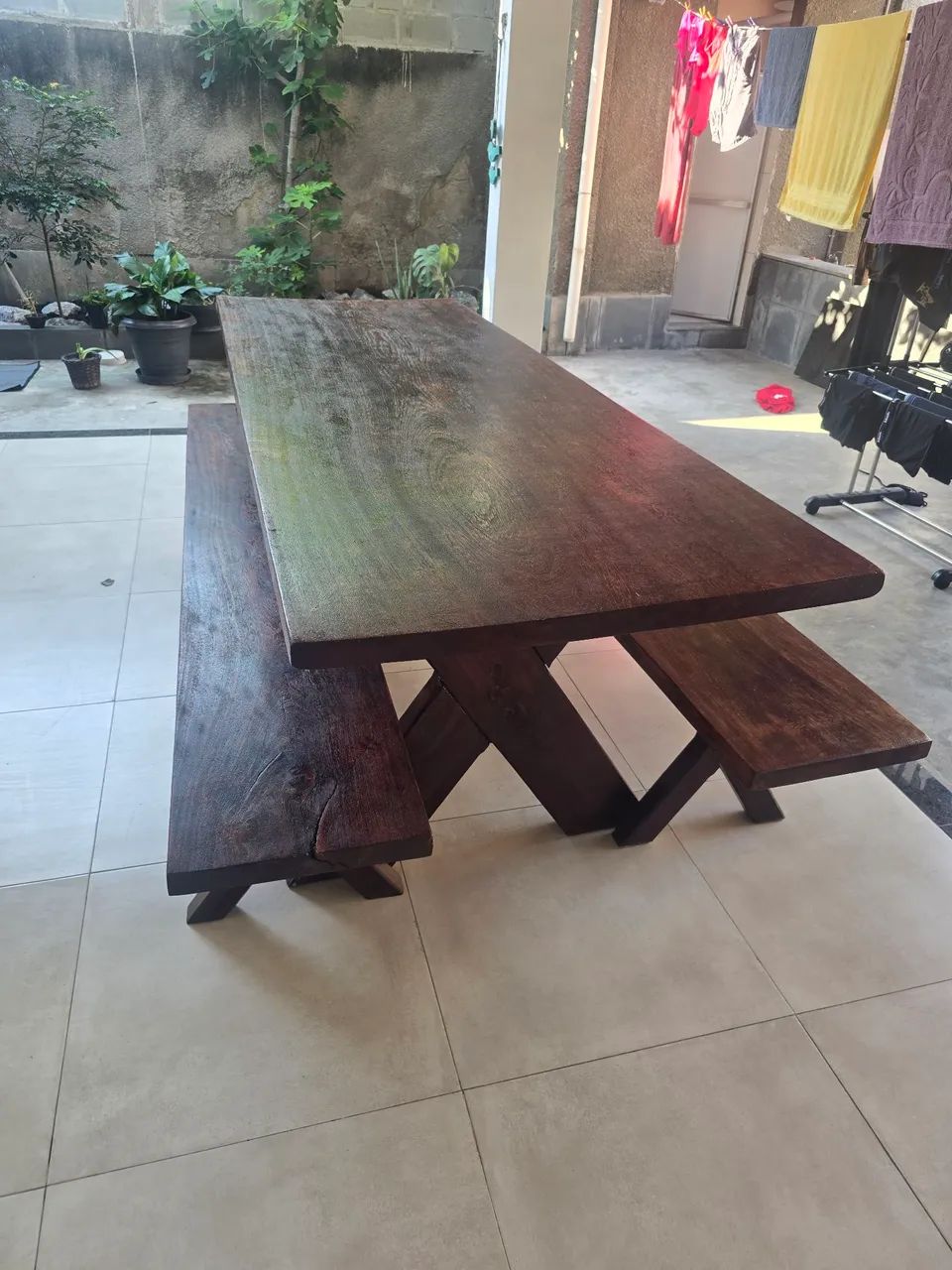Mesa Madeira maciça + 2 bancos 