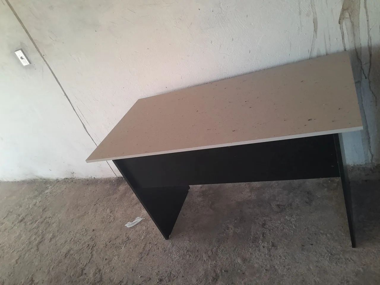 Mesa e armário 
