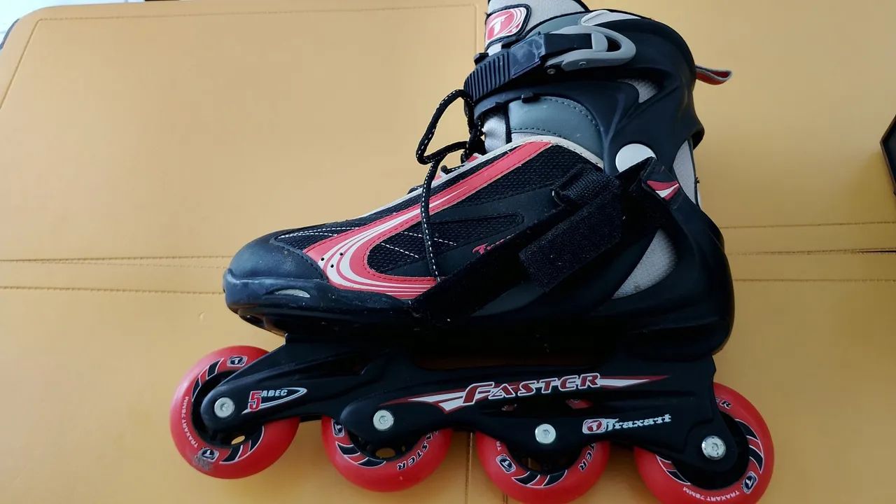 Patins e capacete de moto - Foto 5