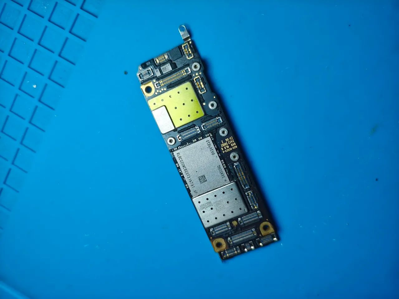 PLACA IPHONE 11 RETIRADA DE COMPONENTES 