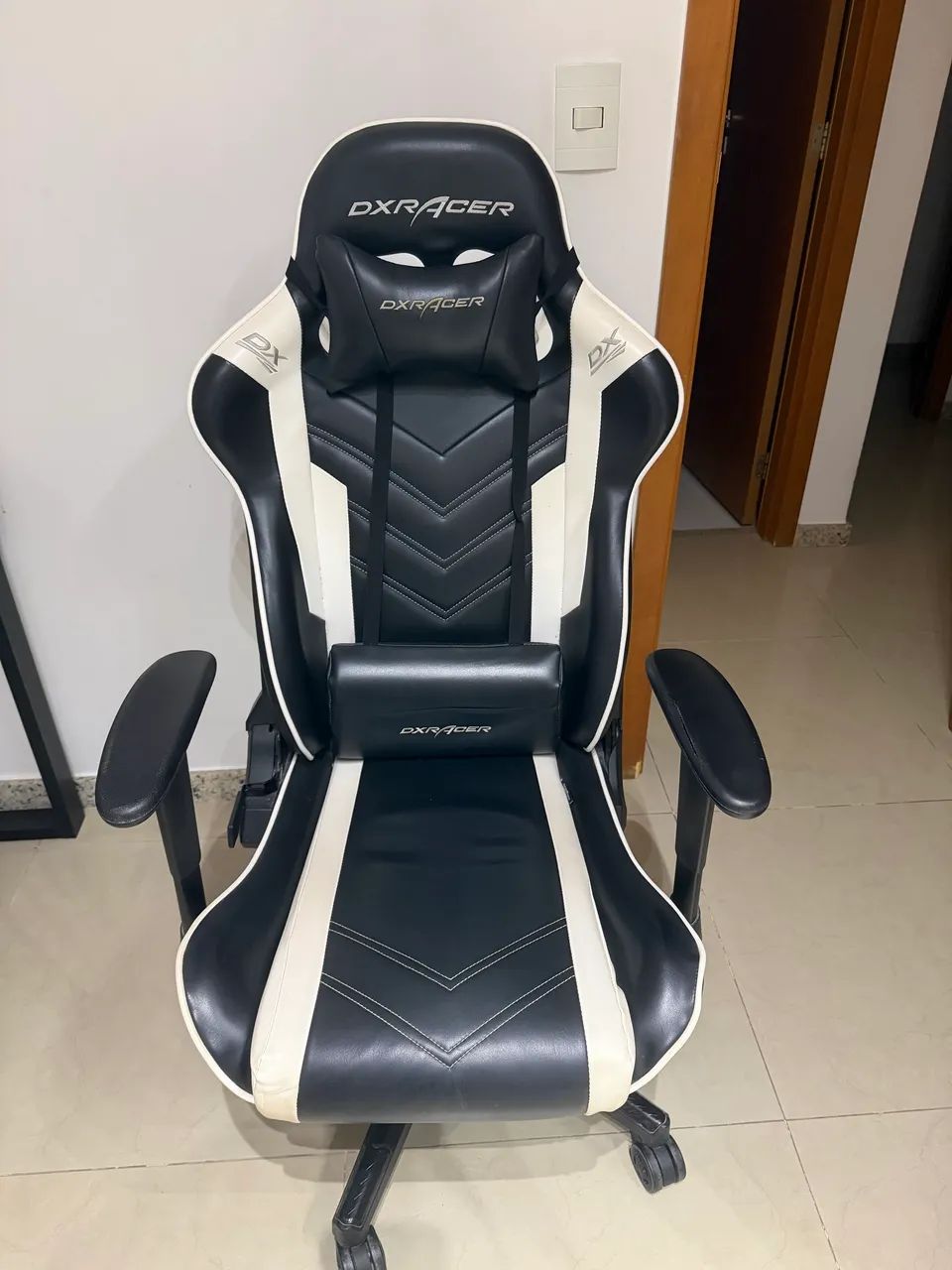 DX Racer Gaming/Office Chair (Excellent Condition)