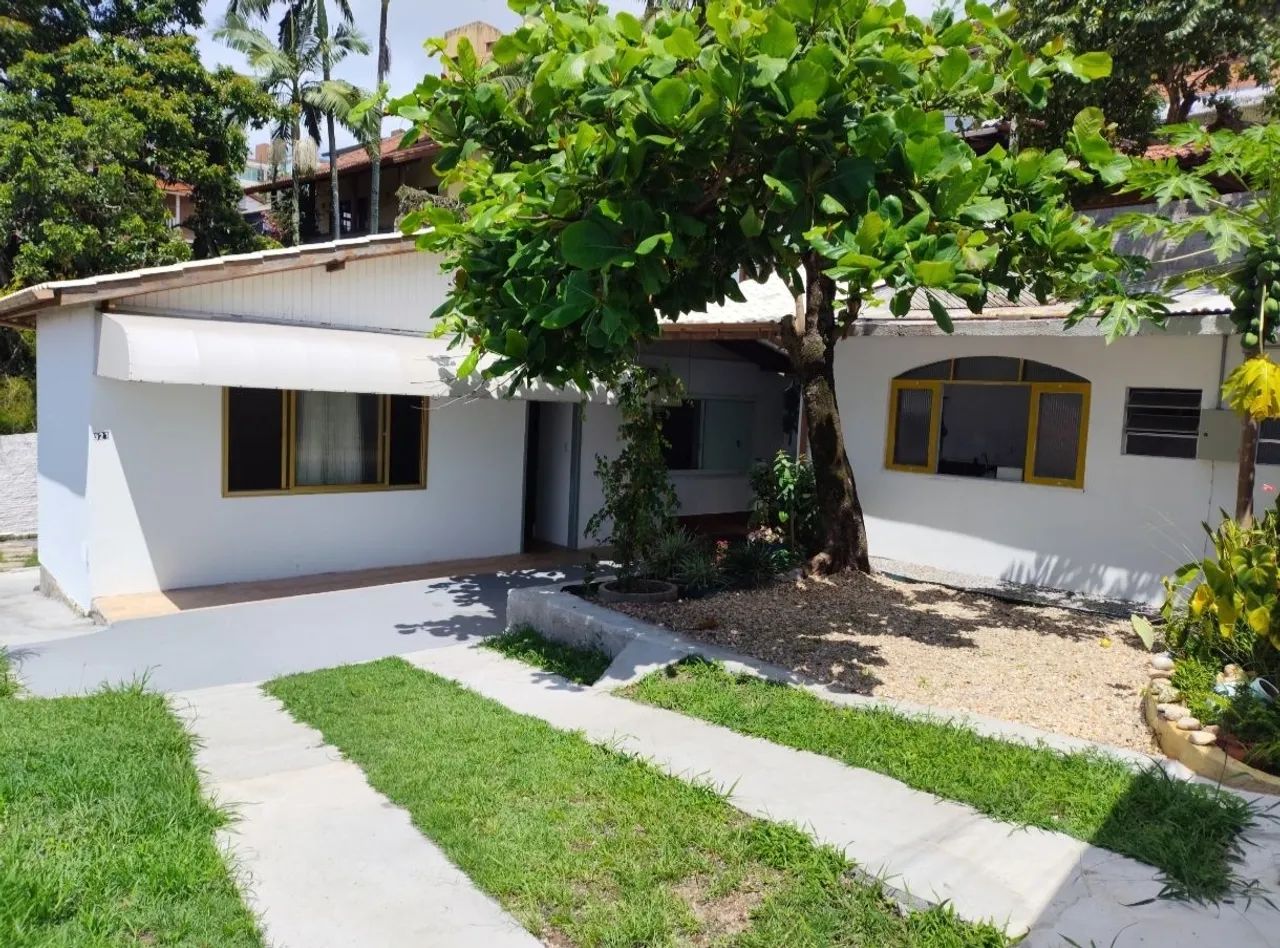 Alugo casa na Trindade, 4 quartos, próx. TITRI, livre de IPTU.