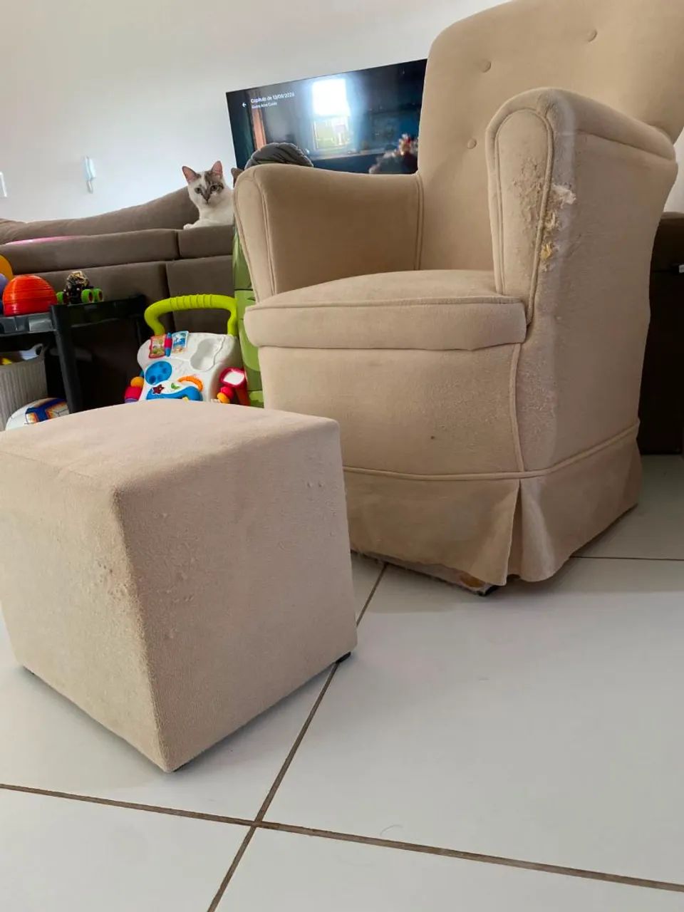 POLTRONA COM PUFF QUARTO - Foto 3