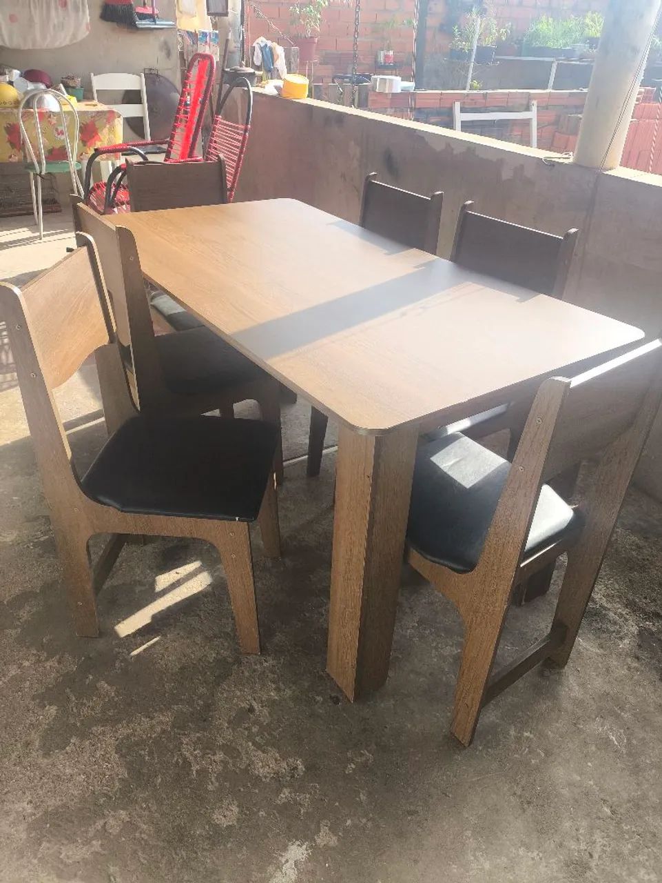 Mesa de madeira com 6 cadeiras almofadadas - Foto 2