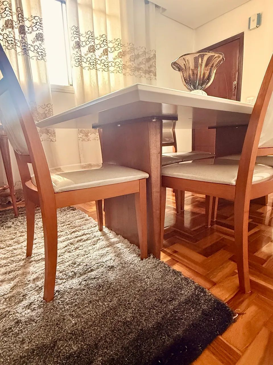Mesa em madeira com 6 cadeiras plastificada - Foto 4
