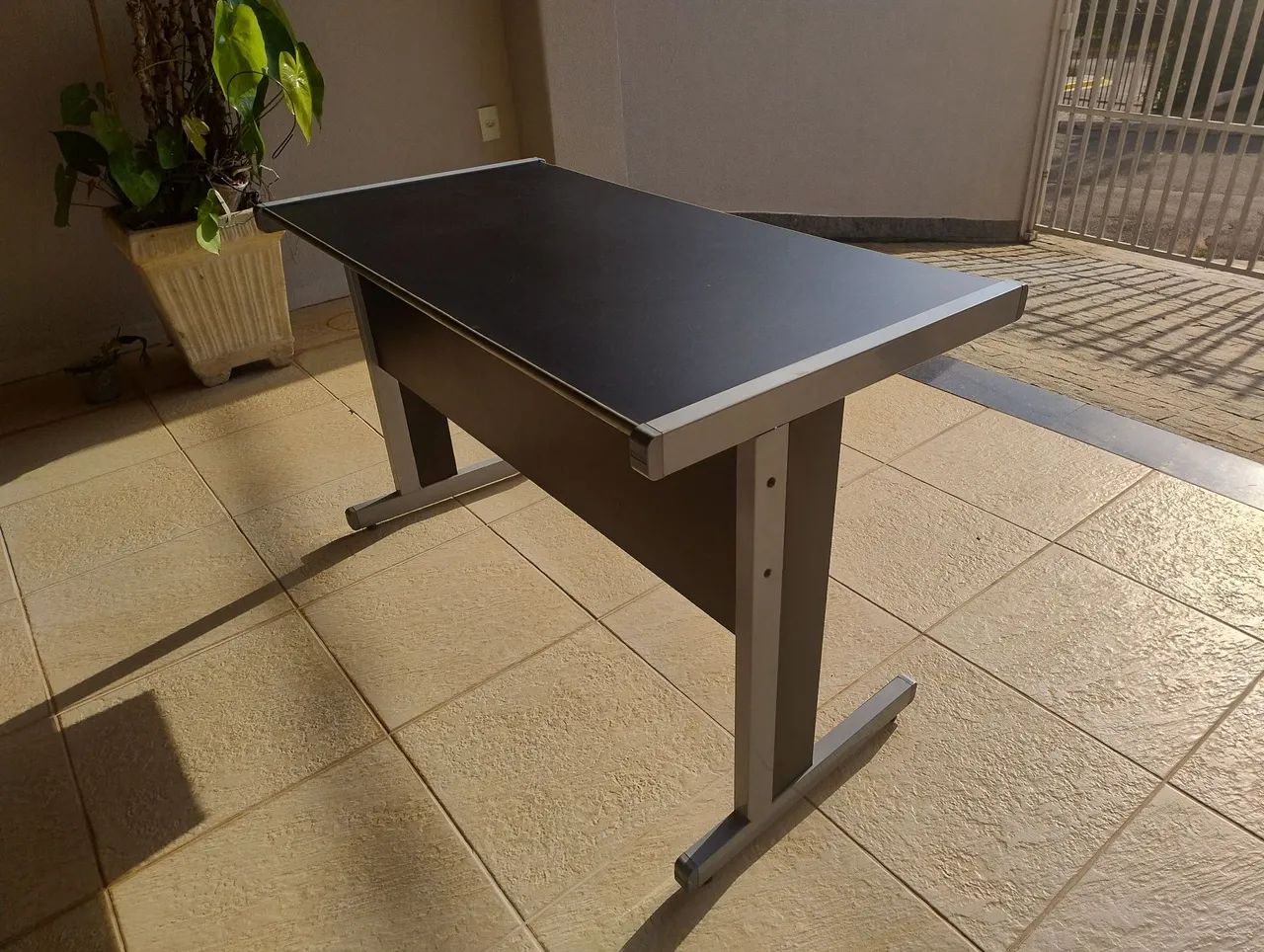 Mesa Escrivaninha Preta com Pés em Aço - Foto 4