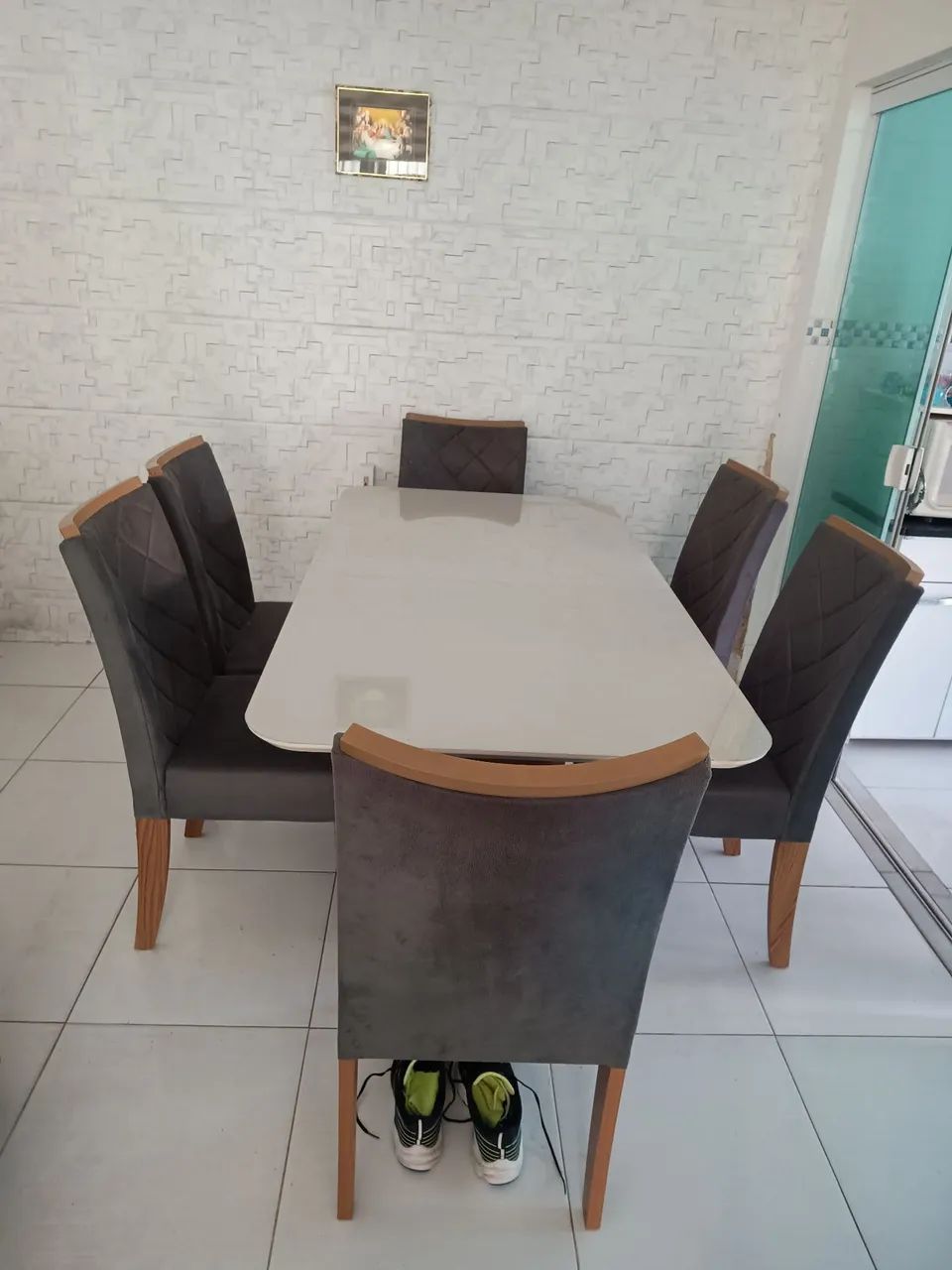 Mesa de jantar com seis cadeiras forradas e macias. - Foto 2