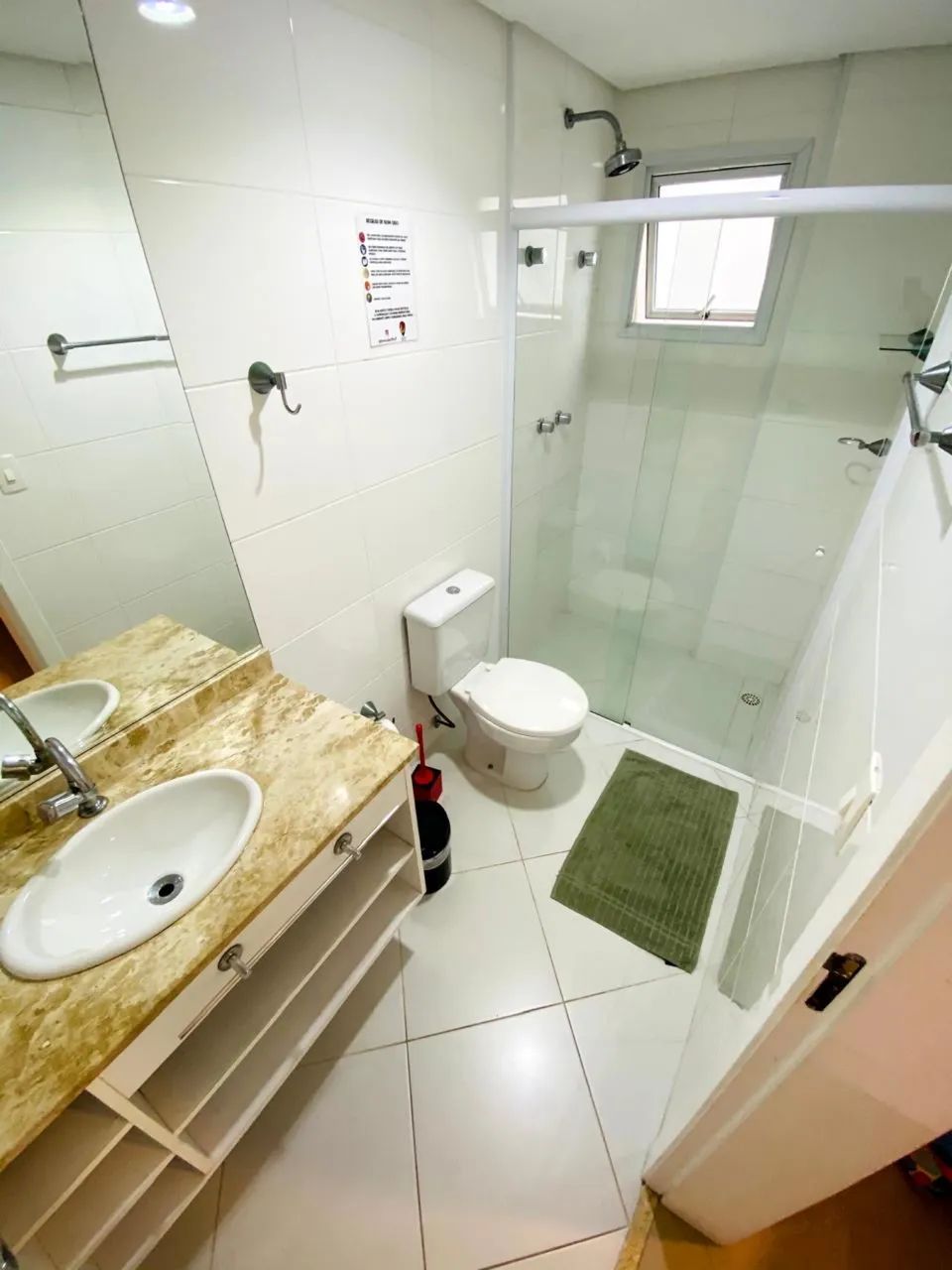 Box de banheiro com porta fixa e porta de correr 